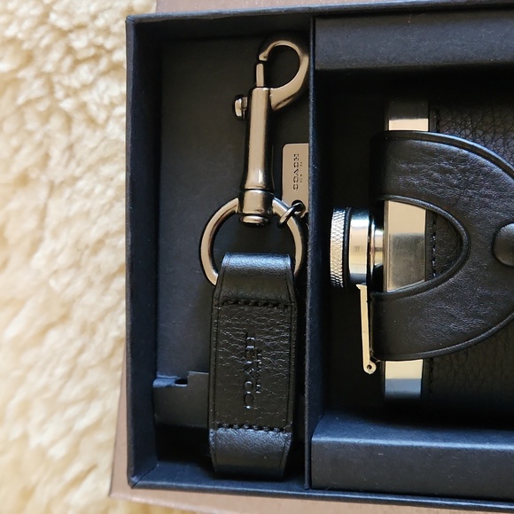 NWT IOB Coach Men's Flask & Key Holder Boxed Set 🖤🔑🍸❤️ - Picture 15 of 16